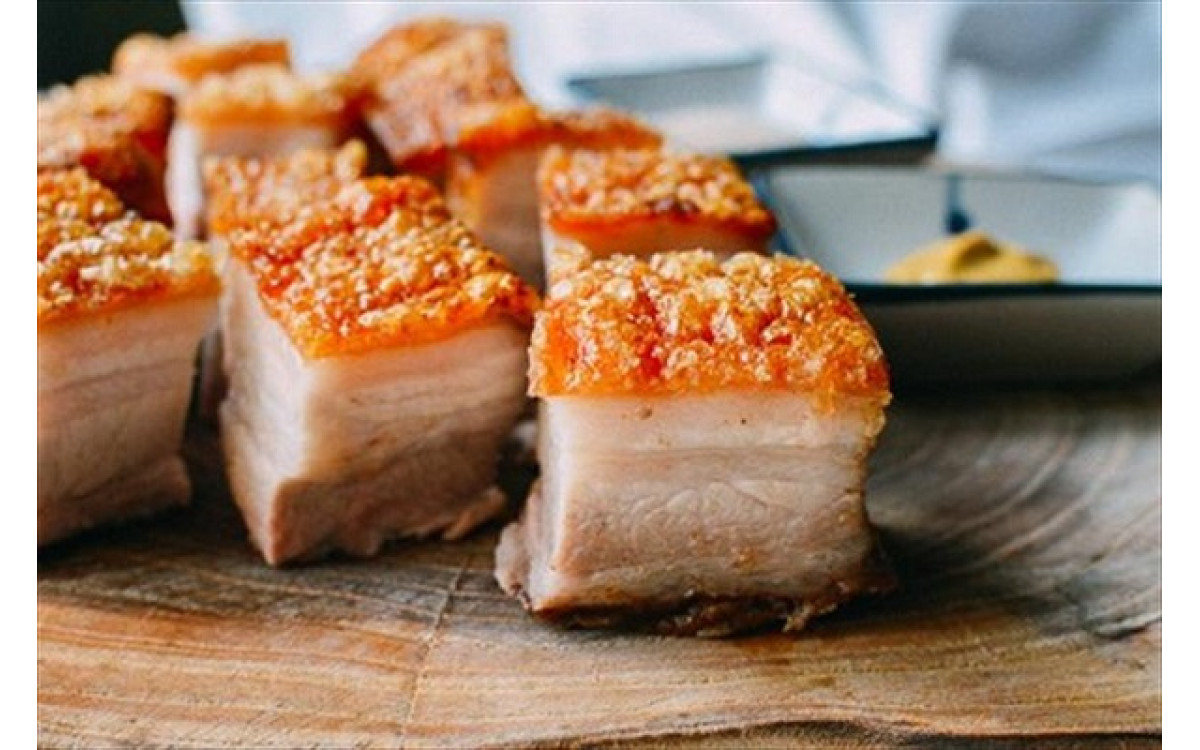 Hướng dẫn c&aacute;ch quay heo bằng l&ograve; vi s&oacute;ng da gi&ograve;n ngon