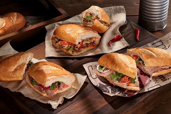 B&aacute;nh m&igrave; được ăn k&egrave;m với những m&oacute;n kh&aacute;c nhau, tr&igrave;nh b&agrave;y bắt mắt
