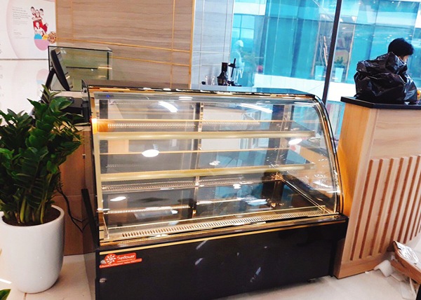Tủ m&aacute;t trưng b&agrave;y b&aacute;nh kem