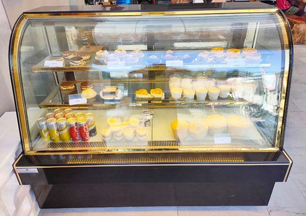 Mẫu tủ b&aacute;nh kem k&iacute;nh cong