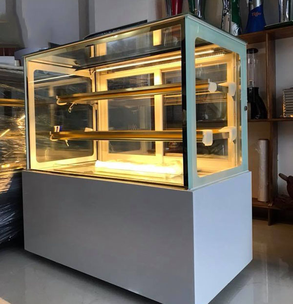 Mẫu tủ trưng b&agrave;y b&aacute;nh kem k&iacute;nh vu&ocirc;ng