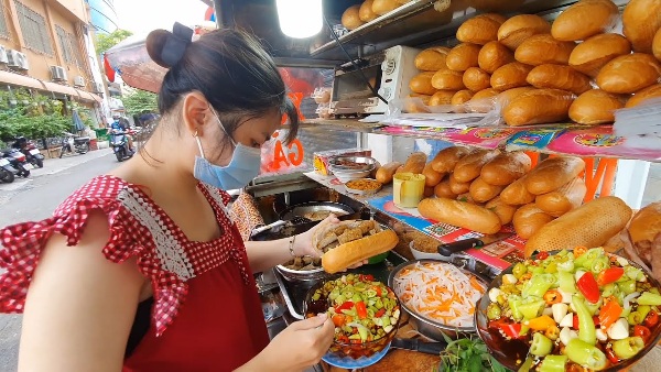 Tủ k&iacute;nh b&aacute;n b&aacute;nh m&igrave; c&oacute; thể gi&uacute;p bảo quản nguy&ecirc;n liệu tốt, hạn chế sự x&acirc;m nhập của c&ocirc;n tr&ugrave;ng