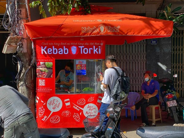 Tủ b&aacute;n b&aacute;nh m&igrave; được trang bị th&ecirc;m m&aacute;i che, cho ph&eacute;p bạn c&oacute; thể di chuyển đến bất kỳ đ&acirc;u m&agrave; kh&ocirc;ng lo về thời tiết