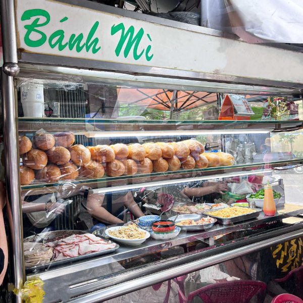 Tủ k&iacute;nh nhỏ b&aacute;n b&aacute;nh m&igrave;, x&ocirc;i