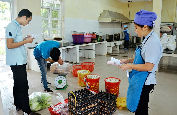 Kiểm tra chất lượng thực phẩm trước khi nhập kho