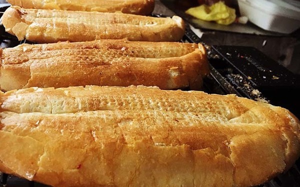 Nướng b&aacute;nh m&igrave; mật ong