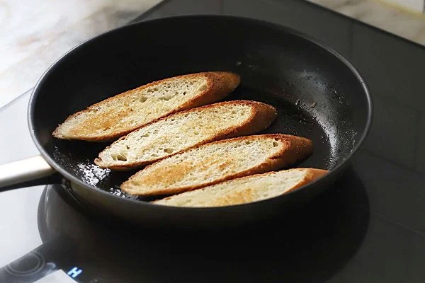 L&agrave;m b&aacute;nh m&igrave; nướng mật ong bằng chảo