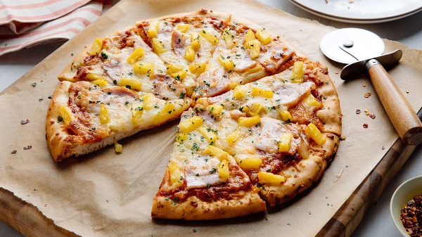 Hướng dẫn c&aacute;ch nướng pizza bằng l&ograve; nướng thơm ngon, chuẩn vị