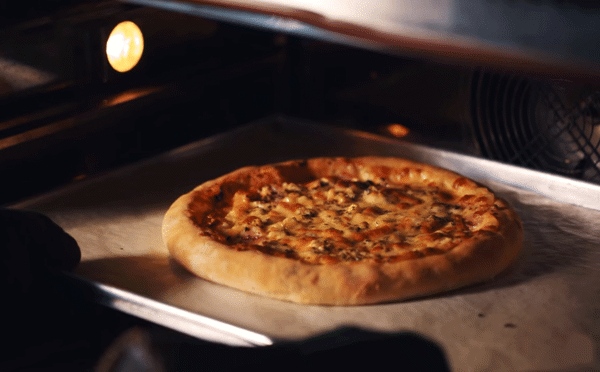 Nướng b&aacute;nh pizza bằng l&ograve; nướng