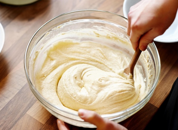 Trộn bột l&agrave;m b&aacute;nh thuẫn