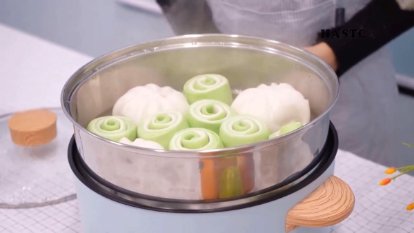 Hấp b&aacute;nh bao bằng nồi cơm điện