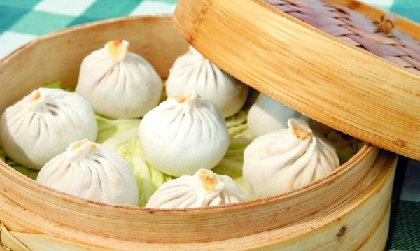 Hấp b&aacute;nh bao bằng xửng tre