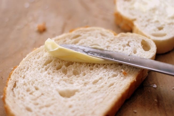 Phết bơ v&agrave; đường l&ecirc;n b&aacute;nh m&igrave; sandwich