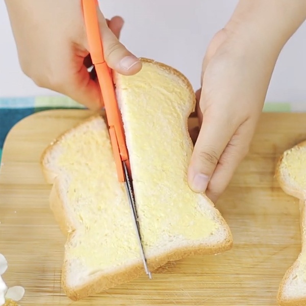 Cắt b&aacute;nh m&igrave; th&agrave;nh miếng nhỏ