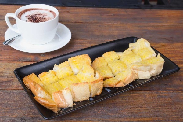 Thưởng thức b&aacute;nh m&igrave; bơ đường khi c&ograve;n n&oacute;ng sẽ ngon hơn