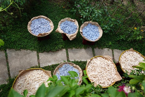 Đem mứt dừa đi phơi nắng để chữa chảy nước