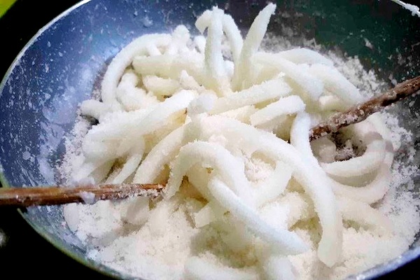 Có thể cho thêm đường vào để sên khô mứt dừa