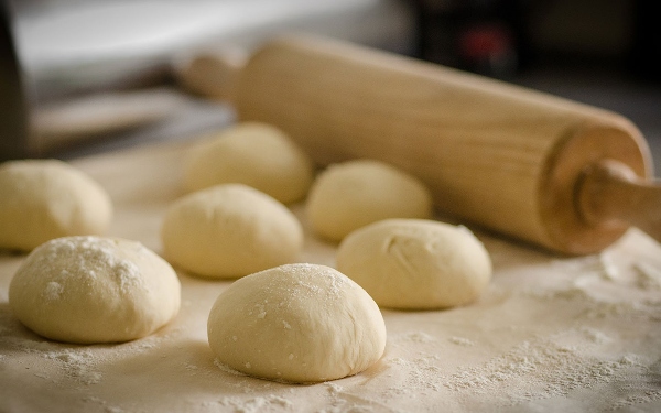 Chia nhỏ bột ra v&agrave; tạo h&igrave;nh b&aacute;nh m&igrave;