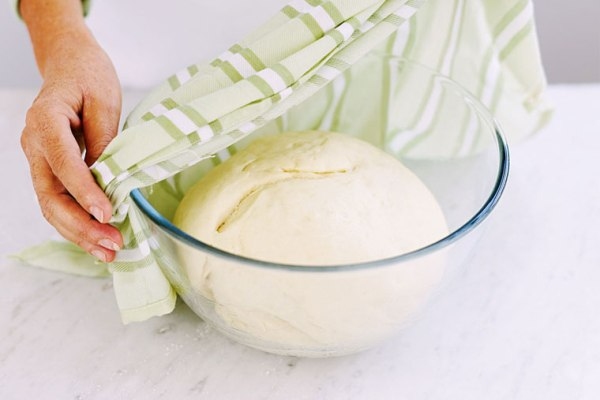 Ủ bột b&aacute;nh m&igrave; bằng c&aacute;ch đậy khăn ấm