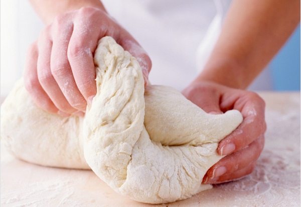 N&ecirc;n nh&agrave;o bột nhẹ nh&agrave;ng để bột b&aacute;nh kh&ocirc;ng bị chai