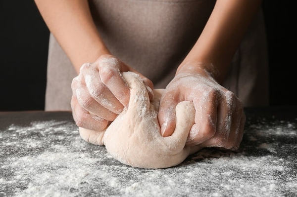Trộn bột l&agrave;m b&aacute;nh l&agrave; bước đầu ti&ecirc;n trong c&aacute;ch l&agrave;m b&aacute;nh quy mặn