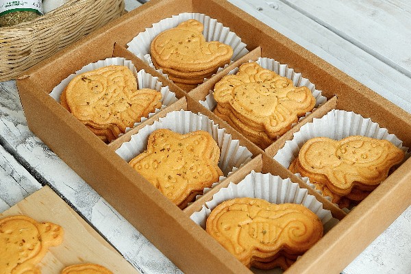 Bảo quản b&aacute;nh quy trong hộp k&iacute;n