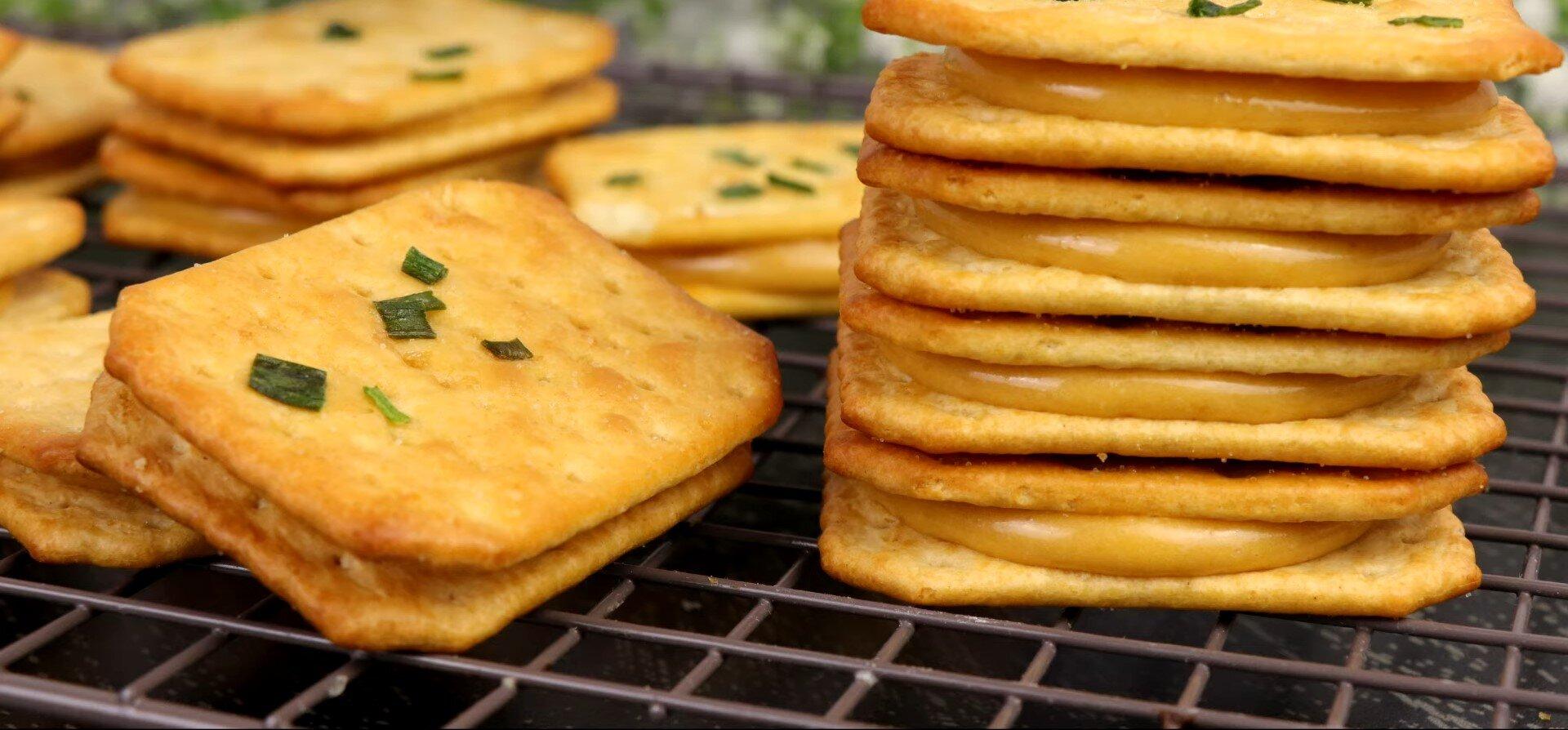 Th&agrave;nh phẩm b&aacute;nh quy mặn nướng bằng l&ograve; nướng điện