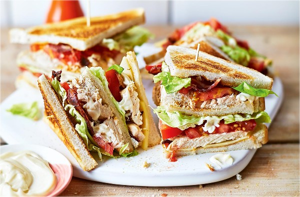 C&oacute; thể ăn b&aacute;nh m&igrave; sandwich với nhiều m&oacute;n kh&aacute;c nhau