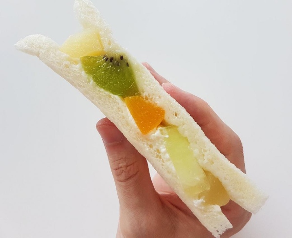 Ăn b&aacute;nh m&igrave; sandwich với tr&aacute;i c&acirc;y hoặc rau quả