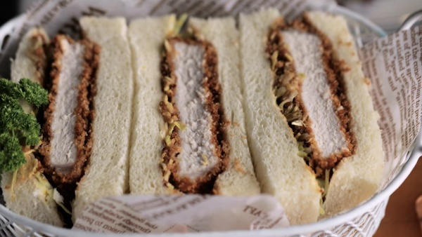 B&aacute;nh m&igrave; sandwich kẹp thịt heo