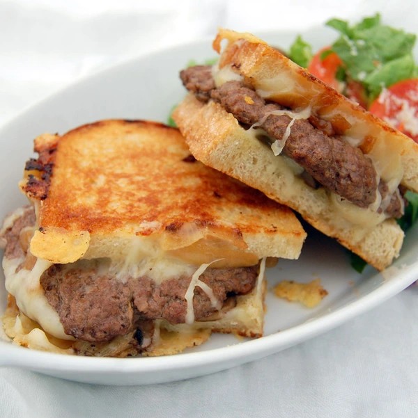 B&aacute;nh m&igrave; sandwich kẹp thịt b&ograve;