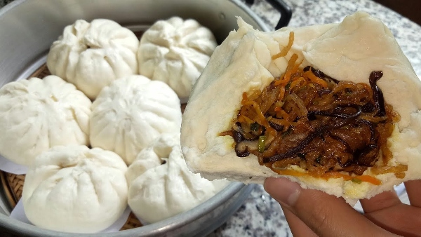 B&aacute;nh bao chay được l&agrave;m từ nhiều loại nh&acirc;n như hạt sen, đậu đỏ hay nh&acirc;n vị mặn