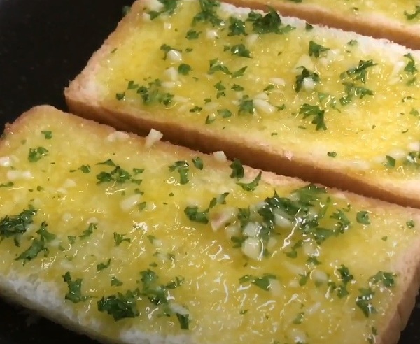Nướng b&aacute;nh m&igrave; bằng chảo