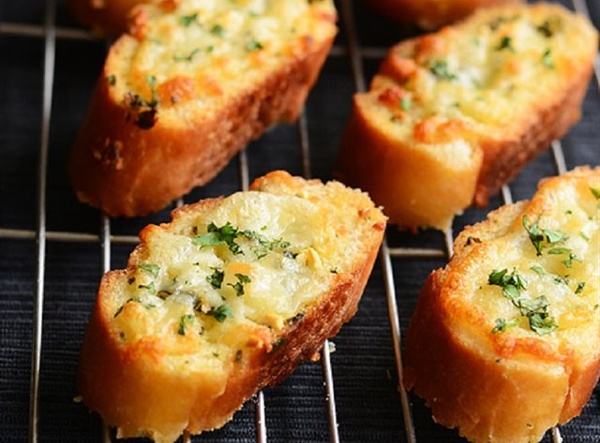 L&agrave;m b&aacute;nh m&igrave; nướng bơ tỏi bằng l&ograve; nướng