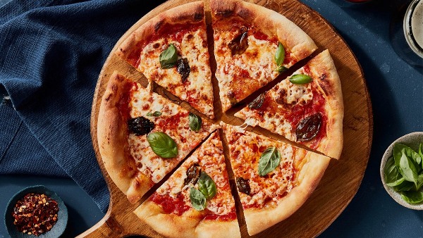 Chiếc bánh pizza được trang trí hấp dẫn