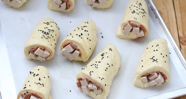 B&aacute;nh m&igrave; cuộn pate chả lụa l&agrave; một trong c&aacute;c loại b&aacute;nh m&igrave; mặn m&agrave; bạn kh&ocirc;ng n&ecirc;n bỏ qua