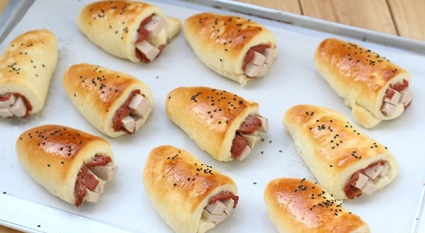 B&aacute;nh m&igrave; ăn k&egrave;m với salad v&agrave; sữa n&oacute;ng sẽ l&agrave; sự lựa chọn ho&agrave;n hảo cho bữa s&aacute;ng thơm ngon