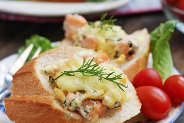 C&aacute;ch l&agrave;m b&aacute;nh m&igrave; c&aacute; hồi nướng ph&ocirc; mai