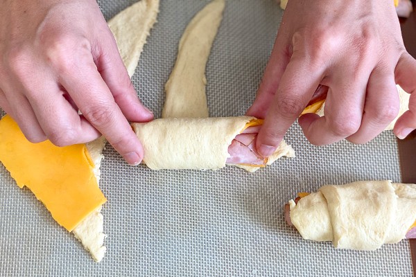 C&ocirc;ng thức l&agrave;m b&aacute;nh m&igrave; cuộn thịt nguội