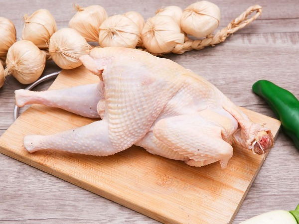 Chuẩn bị nguy&ecirc;n liệu để l&agrave;m g&agrave; nướng ti&ecirc;u