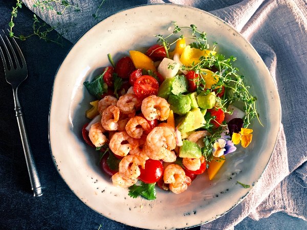 Thành phẩm tôm nướng muối tiêu và salad bơ