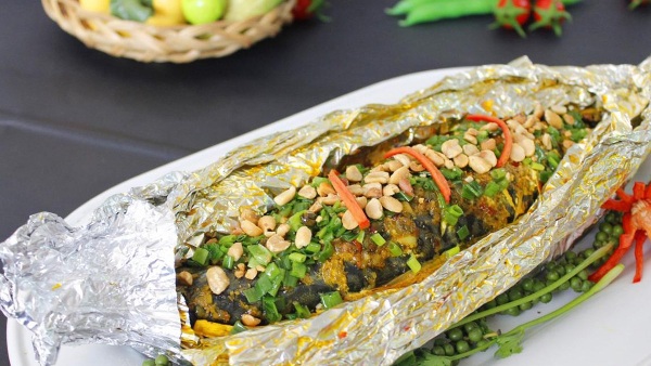 Bọc c&aacute; trong giấy bạc khi nướng gi&uacute;p c&aacute; kh&ocirc;ng bị kh&ocirc;