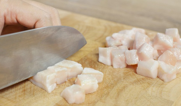 Sơ chế nguy&ecirc;n liệu l&agrave;m lạp xưởng
