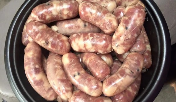 D&ugrave;ng chỉ hoặc d&acirc;y nhỏ để tạo kh&uacute;c cho lạp xưởng
