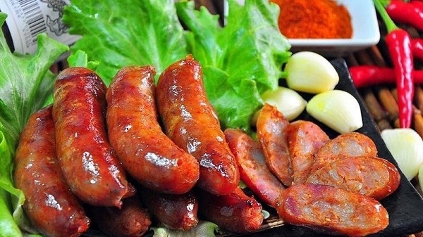 Xếp lạp xưởng đều tr&ecirc;n khay để th&agrave;nh phẩm được ch&iacute;n đều v&agrave; ngon hơn