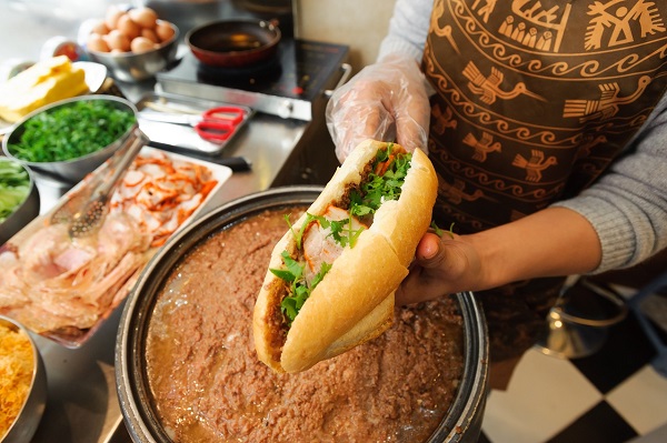 Việc đầu tư v&agrave;o trang thiết bị cũng g&oacute;p phần cho b&aacute;nh m&igrave; th&ecirc;m thơm ngon, hấp dẫn thực kh&aacute;ch
