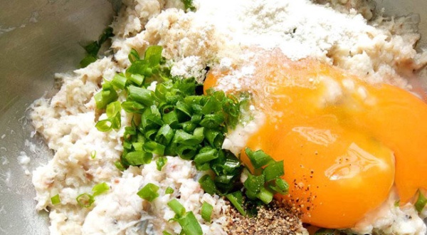 N&ecirc;m nếm gia vị v&agrave;o hỗn hợp chả c&aacute;