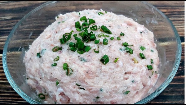 Chả c&aacute; được ướp gia vị v&agrave; nh&agrave;o đều