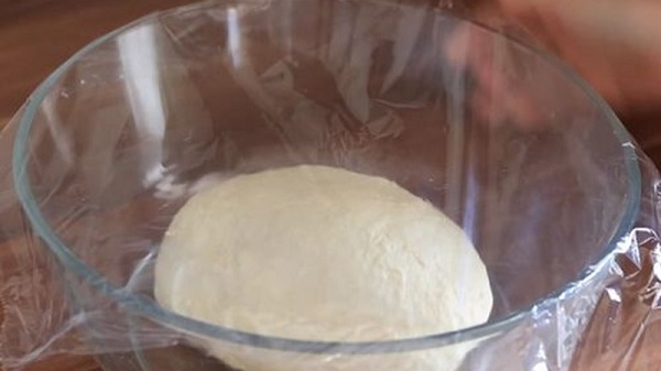 Ủ khối bột bằng m&agrave;ng bọc thực phẩm