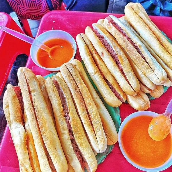 B&aacute;nh m&igrave; que cay gi&ograve;n rụm ăn k&egrave;m nước sốt chấm